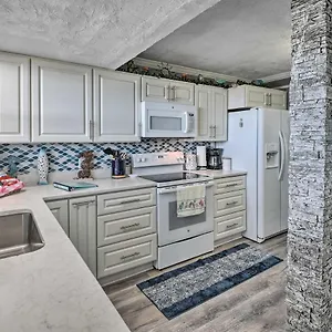 Apartment Bright Daytona With Community Pool!, Daytona Beach